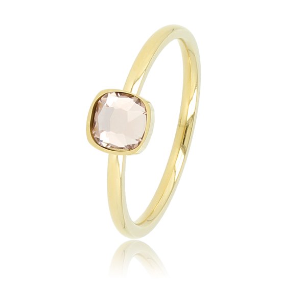 Gouden ring met een vierkante, roze glassteen.