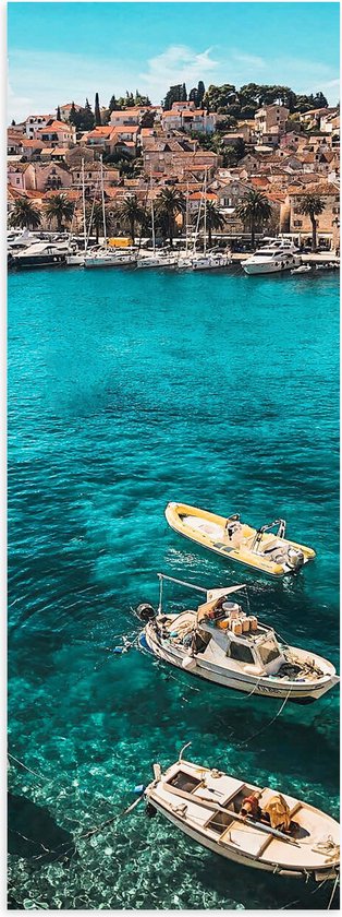 WallClassics - Poster (Mat) - Kleine Witte Bootjes op het Water bij Dorpje - 20x60 cm Foto op Posterpapier met een Matte look