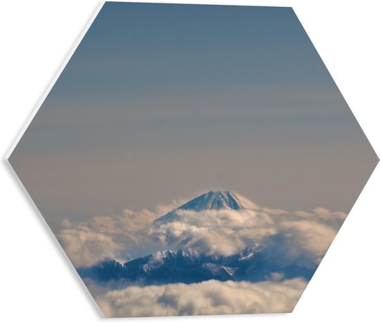 WallClassics - PVC Schuimplaat Hexagon  - Bergtop boven de Wolken - 40x34.8 cm Foto op Hexagon (Met Ophangsysteem)