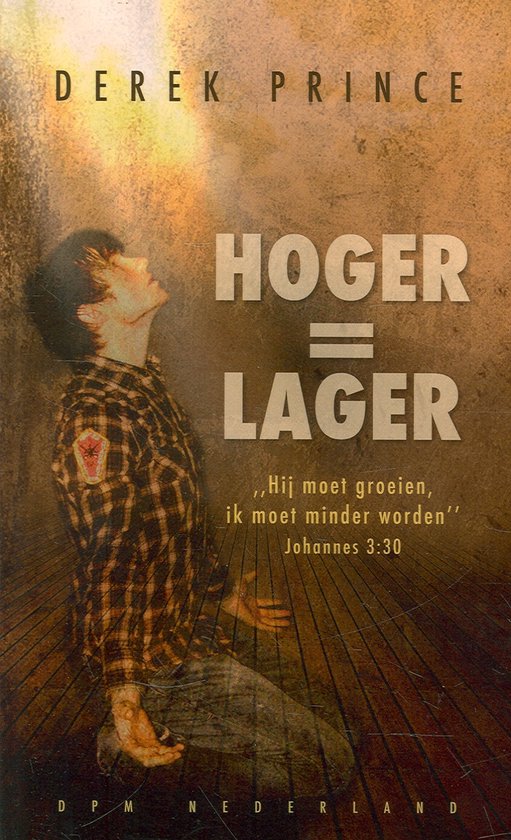 Boekomslag met Derek Prince. Jongeman in geruite blouse knielt en kijkt omhoog. Tekst: "Hoger = Lager. Hij moet groeien, ik moet minder worden. Johannes 3:30."