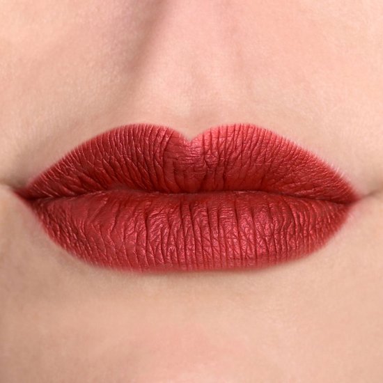 Volle rode lippen met een glanzende, metallic finish.
