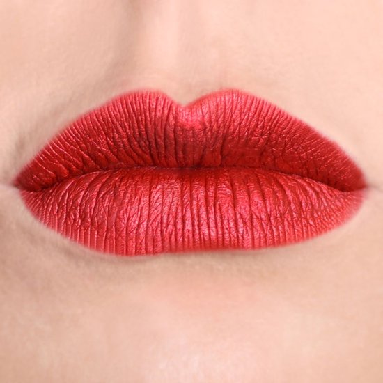 Volle, rode lippen met de kleur Gracious Red.