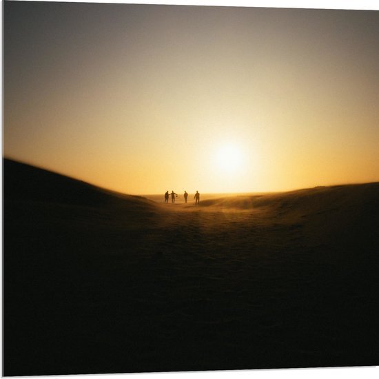 WallClassics - Acrylglas - Personen Voetballend in Woestijn met Zonsondergang - 80x80 cm Foto op Acrylglas (Wanddecoratie op Acrylaat)
