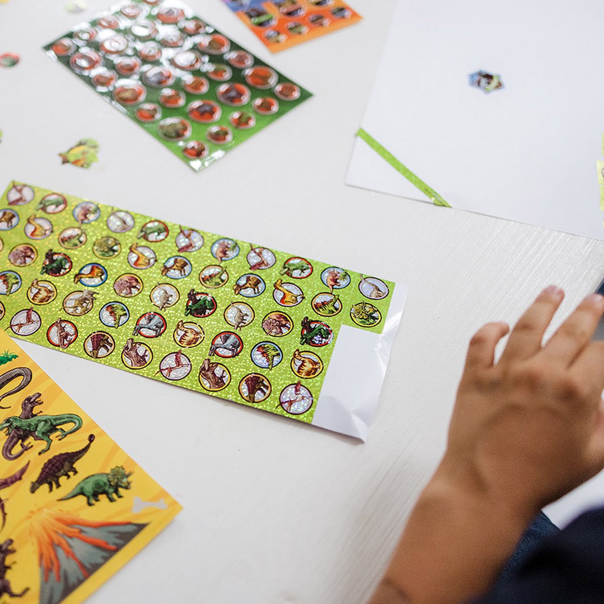 Totum Dino stickers Totum XL super sticker set dinosaurus - speelgoed junior jongens en meisjes vanaf 3 jaar - knutselen 8 vellen incl. metallic en 3D stickers - 38 x 36 cm - — afbeelding 4