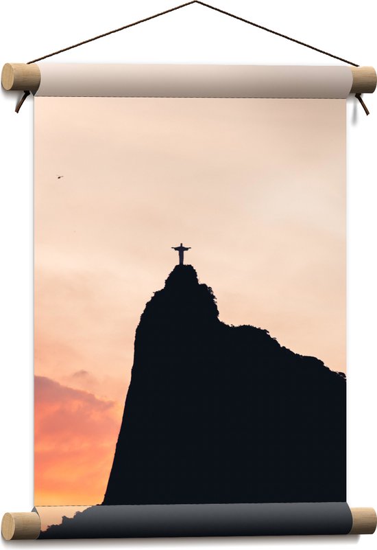 WallClassics - Textielposter - Silhouet van Jezusbeeld op berg met Zonsondergang - 30x40 cm Foto op Textiel