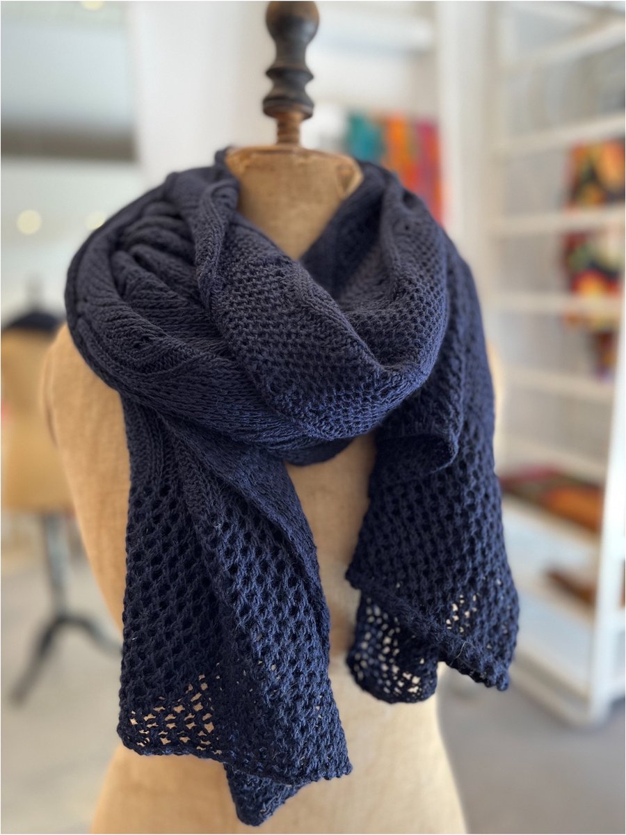 Blauwe ajour gebreide basic shawl, opengewerkte dames sjaal, donker blauw,  omslagdoek | bol.com