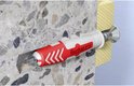 Fischer Duopower plug, gedeeltelijk in beton en isolatie. Wit met rode details.