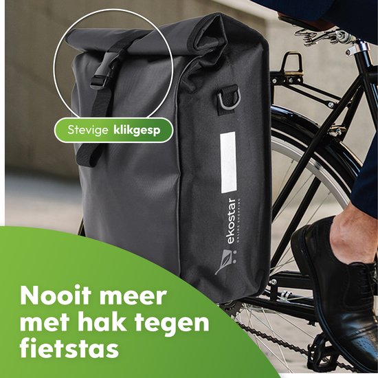 Close-up van de stevige klikgesp op een zwarte fietstas. "Nooit meer met hak tegen fietstas".