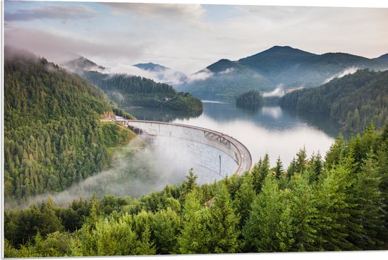 WallClassics - PVC Schuimplaat - Dam tussen de Bergen en Bossen - 90x60 cm Foto op PVC Schuimplaat (Met Ophangsysteem)