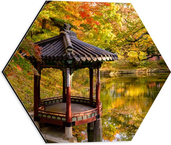 WallClassics - Dibond Hexagon - Gazebo bij een Vijver - Secret Garden - Seoul - 40x34.8 cm Foto op Hexagon (Met Ophangsysteem)