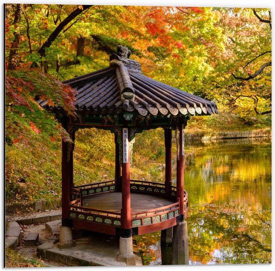 WallClassics - Dibond - Gazebo bij een Vijver - Secret Garden - Seoul - 50x50 cm Foto op Aluminium (Met Ophangsysteem)