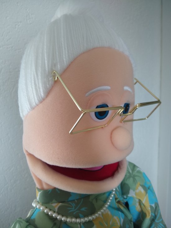 Grootmoeder handpop, witte haren in knot, bril, parelketting en bloemenjurk.
