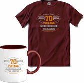 70 Jaar vintage legend - Verjaardag cadeau - Kado tip - T-Shirt met mok - Heren - Burgundy - Maat XXL
