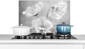 Spatscherm keuken 60x40 cm - Kookplaat achterwand Stilleven - Bloemen - Zwart wit - Klaproos - Botanisch - Muurbeschermer - Spatwand fornuis - Hoogwaardig aluminium