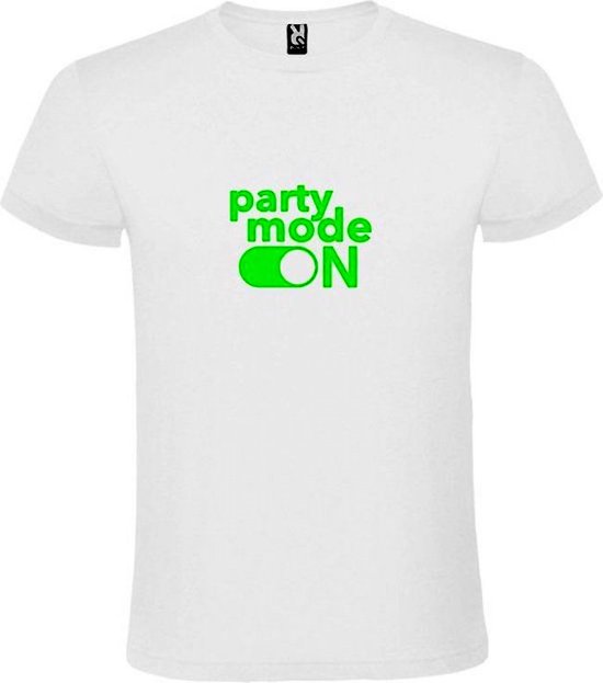 Wit T-shirt met neon groene opdruk 'party mode ON'.