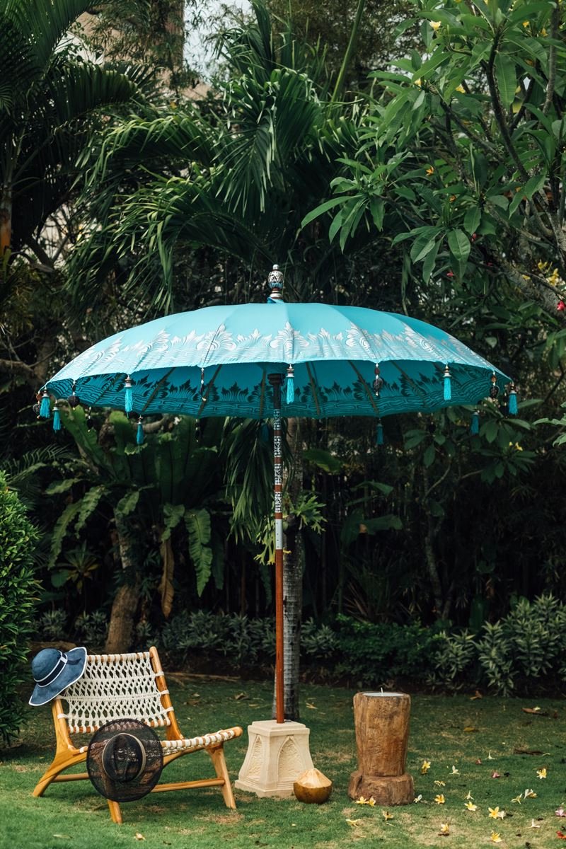 Stylish 250 cm Bali half parasol in silver sea blue by Todo Bien.