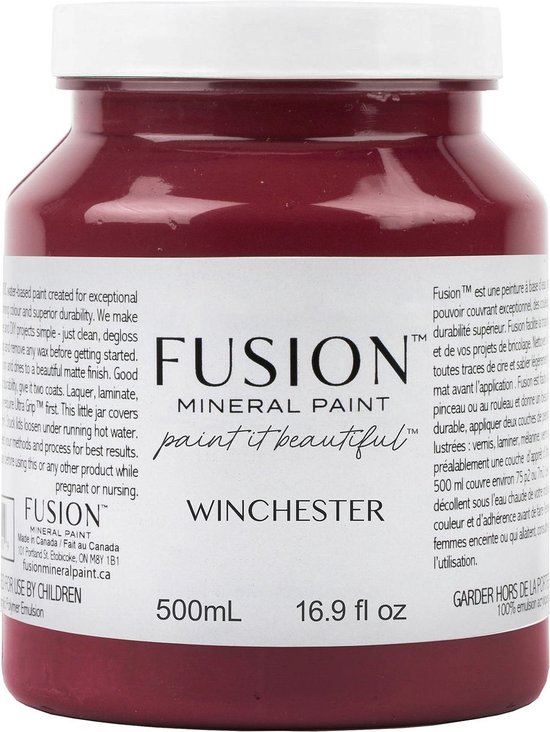 Een pot FUSION MINERAL PAINT in de kleur Winchester. De kleur is een diep bordeauxrood.