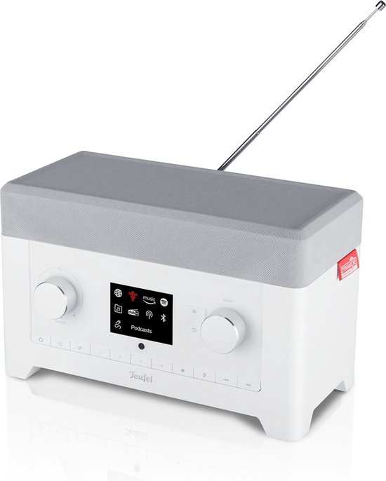 Witte Teufel radio met grijs rooster, digitaal scherm, twee draaiknoppen en uitschuifbare antenne, zij aanzicht.