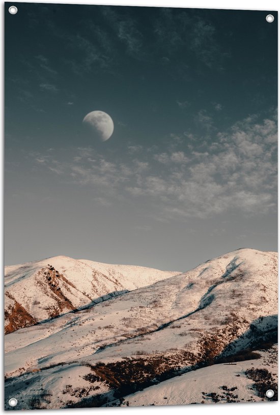WallClassics - Tuinposter – Maan boven Sneeuwbergen overdags - 70x105 cm Foto op Tuinposter  (wanddecoratie voor buiten en binnen)
