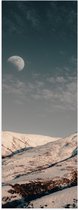 WallClassics - Poster Glanzend – Maan boven Sneeuwbergen overdags - 30x90 cm Foto op Posterpapier met Glanzende Afwerking