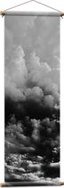 WallClassics - Textielposter - Zee van Donkere Wolken (Zwart/wit) - 40x120 cm Foto op Textiel