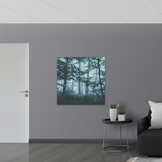 WallClassics - Muursticker - Brouillard Léger dans une Forêt Verte - 100x100 cm Photo sur Muursticker