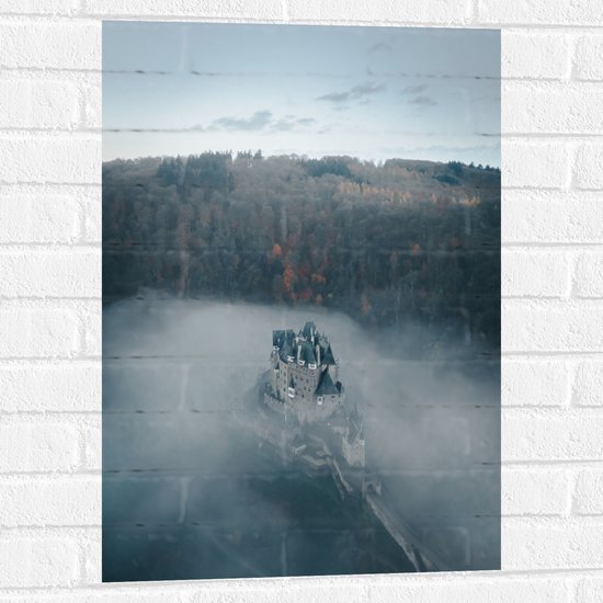 WallClassics - Muursticker - Kasteel in de Mist tussen Bossen - 50x75 cm Foto op Muursticker
