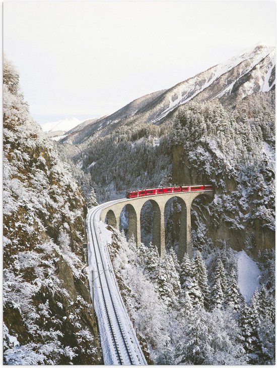 WallClassics - Poster (Mat) - Rode Trein door de Bergen in de Sneeuw - 60x80 cm Foto op Posterpapier met een Matte look