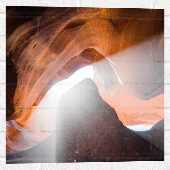 WallClassics - Muursticker - Lichtstralen door Lower Antelope Canyon - 50x50 cm Foto op Muursticker
