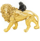 HOUSEVITAMIN - Beeld gouden leeuw met aap - 14 x 7,5 x 14,5 cm