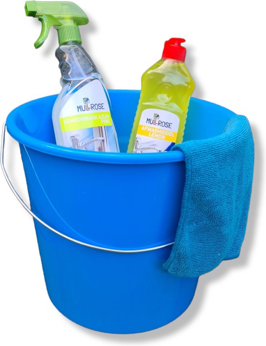 Blauwe kunststof emmer met schoonmaakmiddelen en blauwe doek.