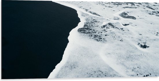 WallClassics - Dibond - Schuim van de Zee op Strand - 100x50 cm Foto op Aluminium (Met Ophangsysteem)