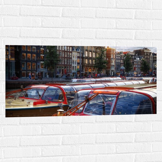 WallClassics - Muursticker - Toeristenboten in Amsterdamse Grachten - 100x50 cm Foto op Muursticker