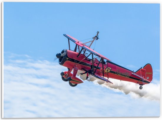 WallClassics - PVC Schuimplaat- Rood vliegtuigje bij Blauwe Lucht - 40x30 cm Foto op PVC Schuimplaat