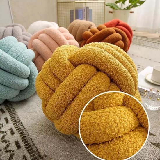 Een Pluche Crèmekleurig Decoratief Kussen Met Getufte Details En Knopen Met Luxueus Uitnodigende