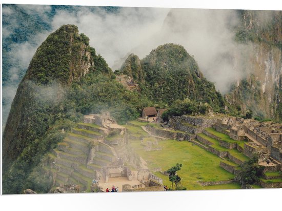 WallClassics - PVC Schuimplaat - Machu Pichu vanuit de Lucht - 105x70 cm Foto op PVC Schuimplaat (Met Ophangsysteem)