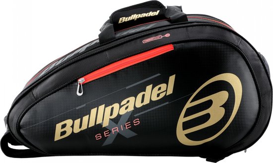 Zwarte Bullpadel 'X Series' racketas met gouden logo en rode details.