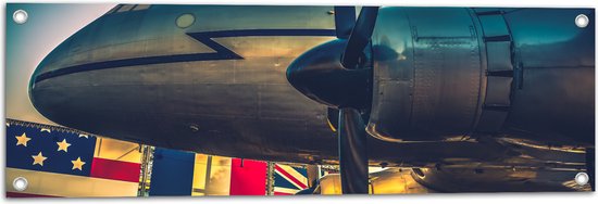 WallClassics - Tuinposter – Groot Vliegtuig bij Verschillende Vlaggen - 90x30 cm Foto op Tuinposter  (wanddecoratie voor buiten en binnen)