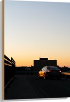 WallClassics - Hout - Auto op Dak van Parkeergarage - 60x90 cm - 12 mm dik - Foto op Hout (Met Ophangsysteem)