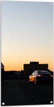 WallClassics - Tuinposter – Auto op Dak van Parkeergarage - 50x100 cm Foto op Tuinposter  (wanddecoratie voor buiten en binnen)