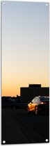 WallClassics - Tuinposter – Auto op Dak van Parkeergarage - 40x120 cm Foto op Tuinposter  (wanddecoratie voor buiten en binnen)
