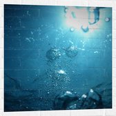 WallClassics - Muursticker - Luchtbellen onder Water - 80x80 cm Foto op Muursticker