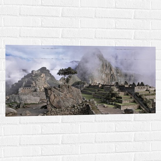 WallClassics - Muursticker - Machu Pichu in de Mist - 100x50 cm Foto op Muursticker