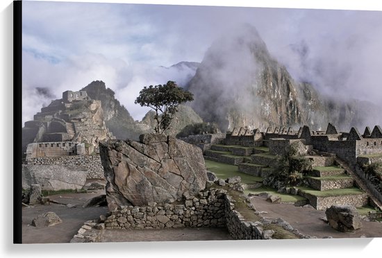 WallClassics - Canvas  - Machu Pichu in de Mist - 90x60 cm Foto op Canvas Schilderij (Wanddecoratie op Canvas)