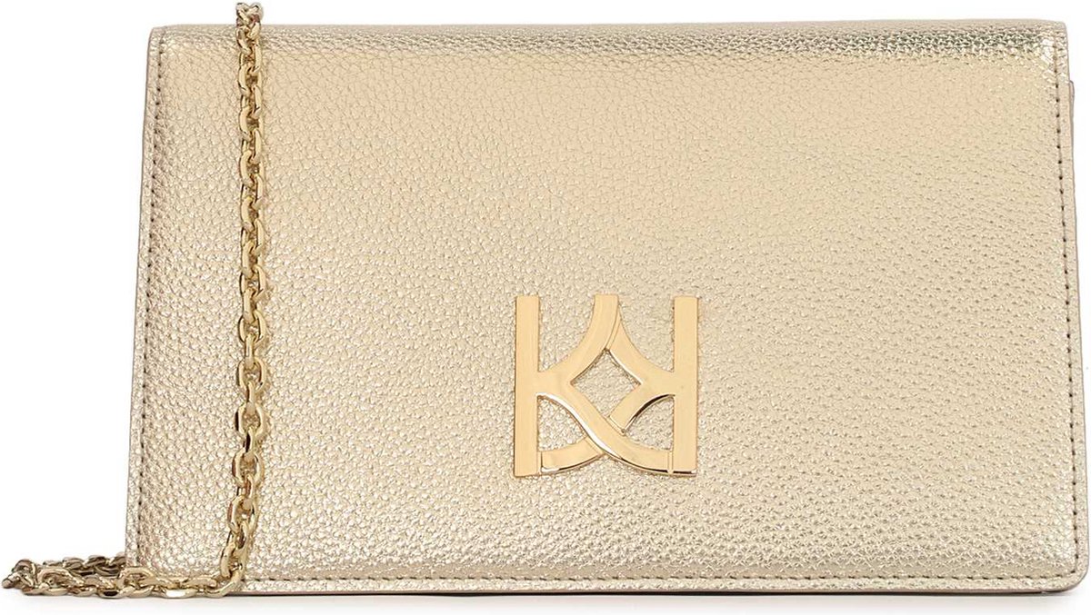 Klein gouden tasje aan een ketting met een groot monogram
