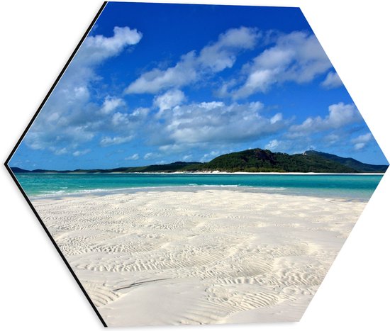 WallClassics - Dibond Hexagon - Wit Strand met Zee en Bergen - 40x34.8 cm Foto op Hexagon (Met Ophangsysteem)