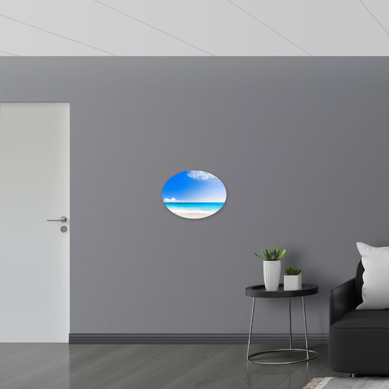 Dibond Ovaal - Strand met Licht Blauwe Zee - 56x42 cm Foto op Ovaal (Met Ophangsysteem)