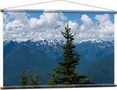 WallClassics - Textielposter - Uitzicht van Bomen en Bergen - 120x80 cm Foto op Textiel