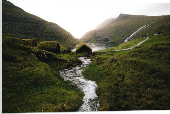 WallClassics - Panneau en mousse PVC – Rivière dans un paysage de colline – 90 x 60 cm Photo sur panneau en mousse PVC (avec système de suspension)