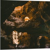 WallClassics - Dibond - Grot met Zonlicht van Boven - 80x80 cm Foto op Aluminium (Wanddecoratie van metaal)